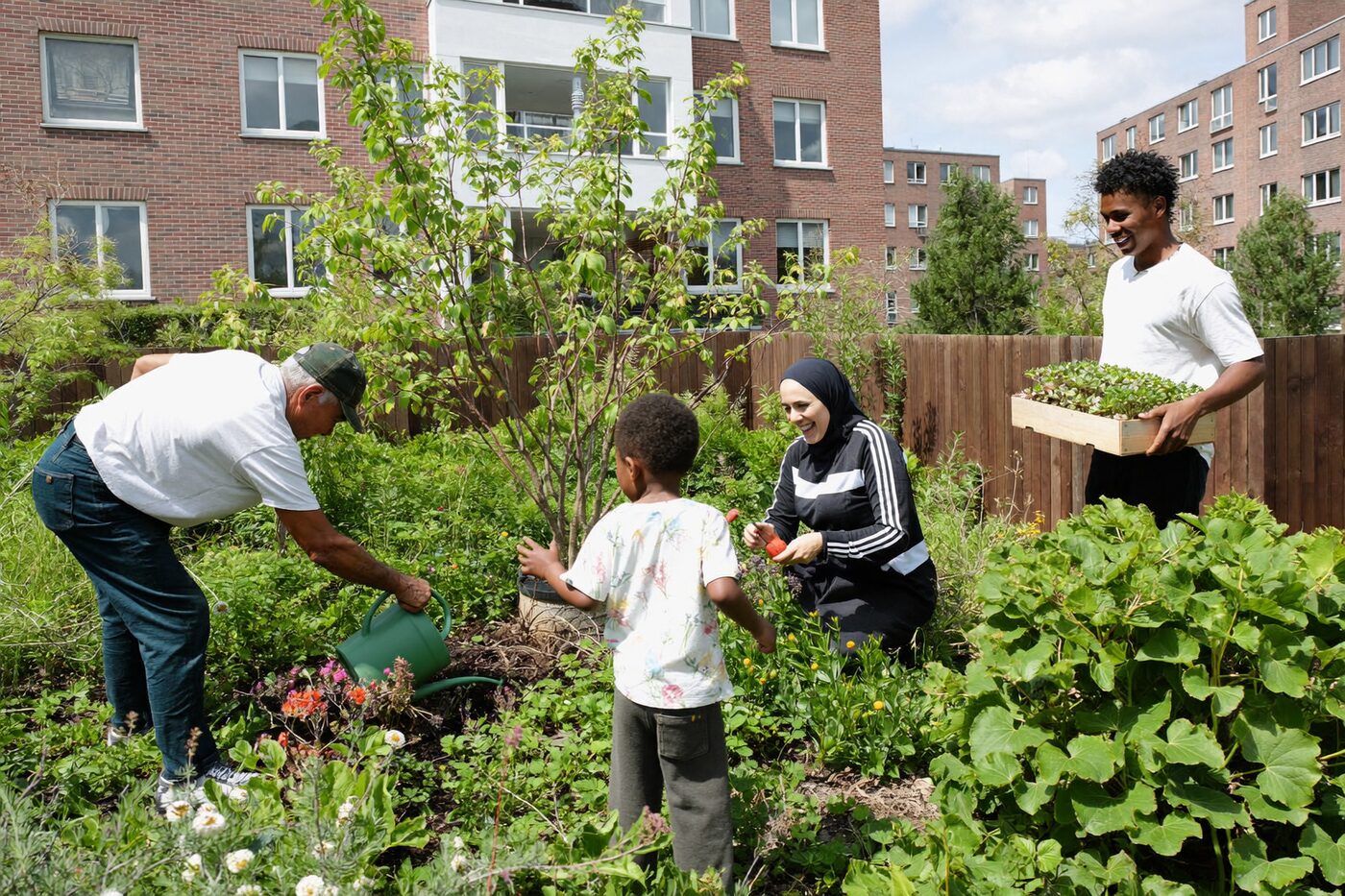 Sfeerbeeld van bewoners die samen aan een buurtinitiatief werken